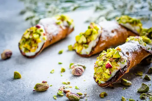 Cannoli przepis - jak zrobić perfekcyjne rurki? Sekrety