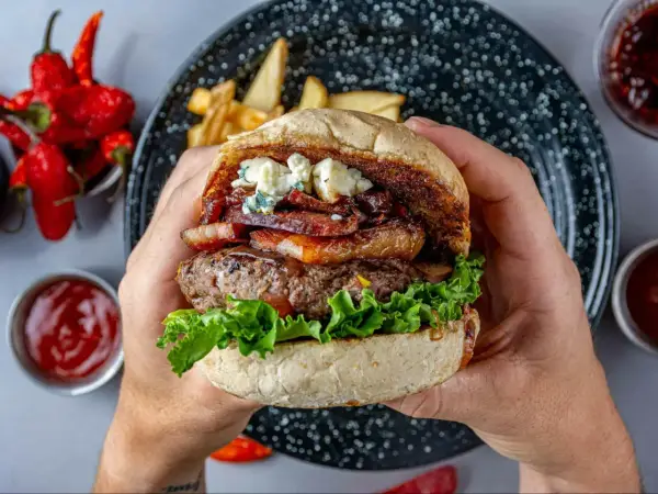 Domowe burgery - Jak zrobić soczyste i idealne?