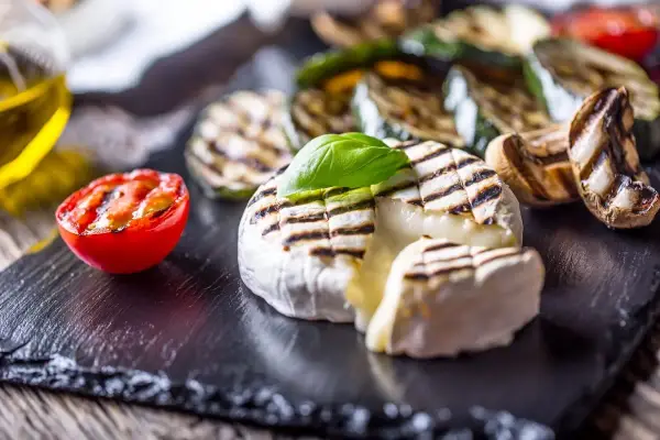 Camembert z grilla - kremowa rozkosz. Jak zrobić idealny ser?