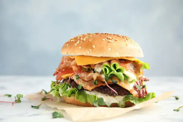 Ile kalorii ma burger? Zaskakujące różnice w kaloryczności burgerów