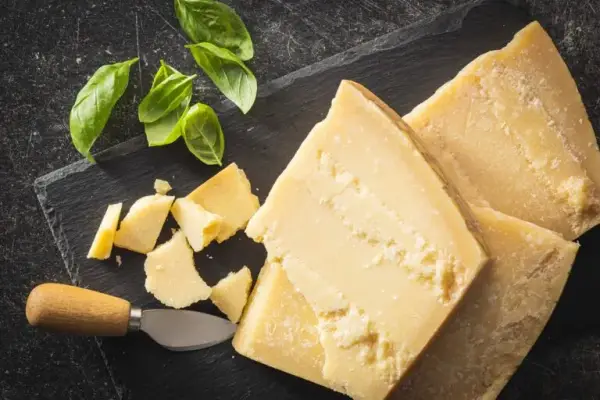 Parmezan z czego jest? Odkryj tajemnice jego autentyczności i smaku