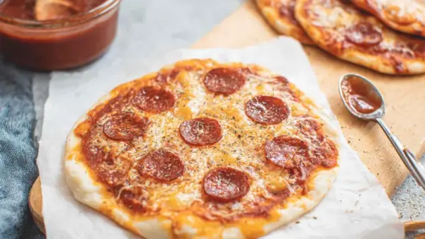 Pizza z tortilli na patelni - sekret chrupkości w 10 min