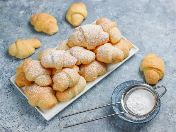 Szybkie rogaliki kruche - Przepis bez drożdży i czekania!