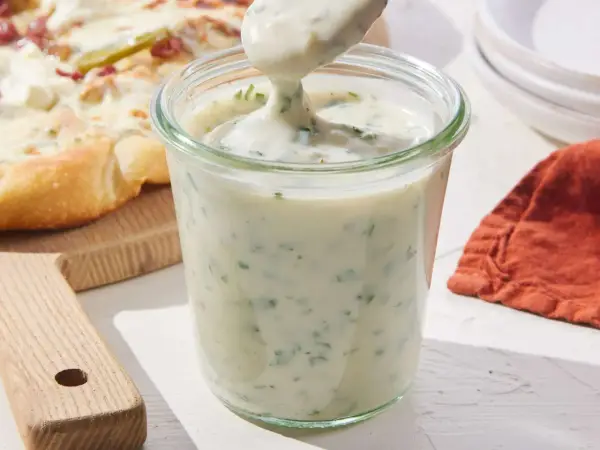 Masz dość sosu pomidorowego? Biały sos do pizzy - przepisy!