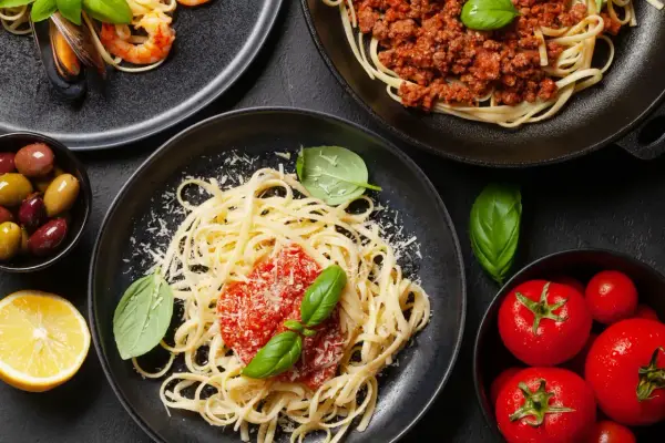 Jakie sery do spaghetti zamiast parmezanu? Sprawdź najlepsze alternatywy