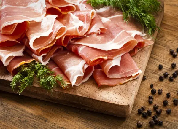 Szynka Cotto - Różnice od Crudo, zastosowania i zakup