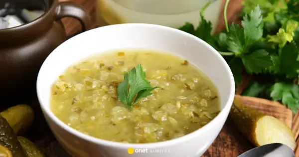 Zupa ogórkowa jak u babci - przepis na idealny smak!