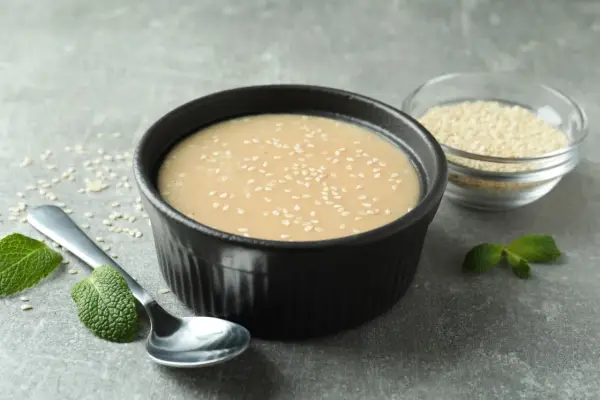 Tahini - co to jest i do czego? Poznaj pastę sezamową!