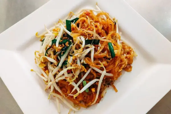 Pad Thai - co to jest? Poznaj prawdziwe oblicze tajskiej ikony