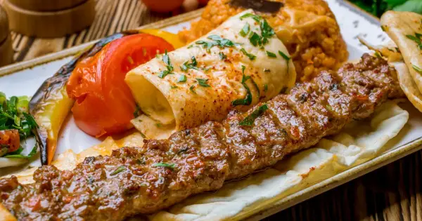 Ile kalorii ma kebab? Jedz świadomie - triki na lżejszą wersję