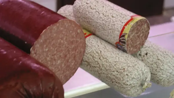 Z czego jest salami? Skład, produkcja i wybór idealnego!