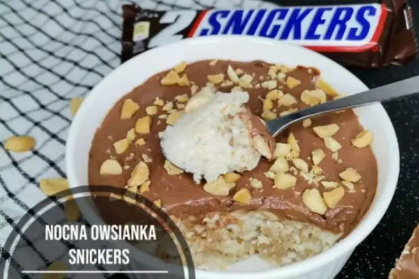 Nocna owsianka ze skyrem - przepis na kremowe śniadanie