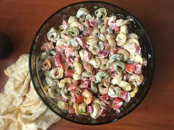 Sałatka z tortellini - przepis na sycącą i świeżą wersję