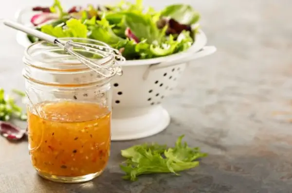 Sos do sałatki greckiej - Prosty przepis na idealny dressing
