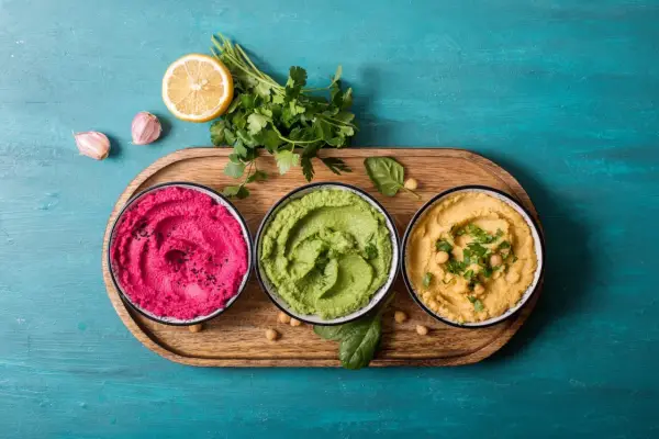 Z czym jeść hummus? Proste triki na pyszne połączenia