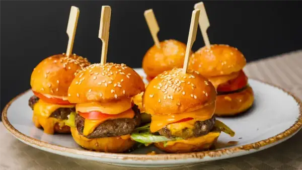 Gdzie kupić mini hamburgery? Sprawdź najlepsze miejsca w Polsce