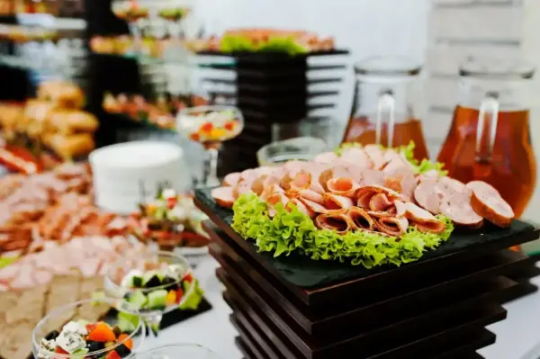 Ile kosztuje catering na 50 osób? Sprawdź, co wpływa na ceny