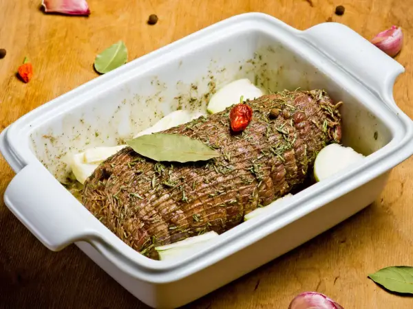 Soczysta szynka pieczona na kanapki - przepis krok po kroku