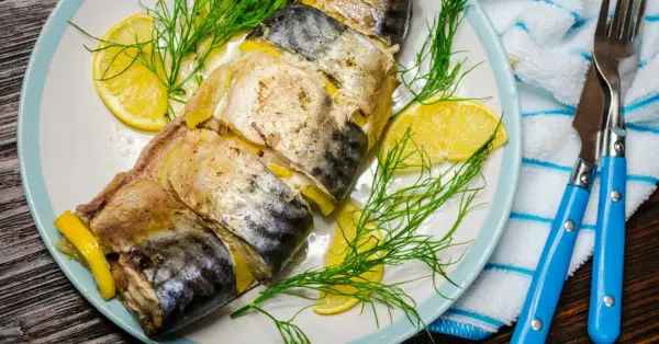 Makrela pieczona w piekarniku – soczysta i prosta. Sprawdź!