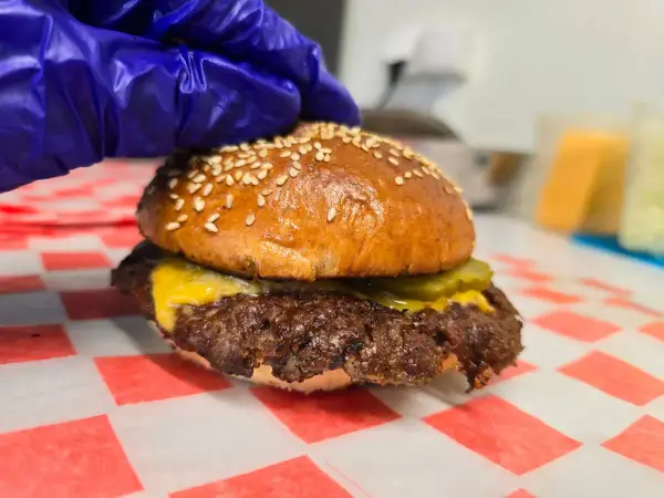 Smash burger - jak zrobić idealny w domu?