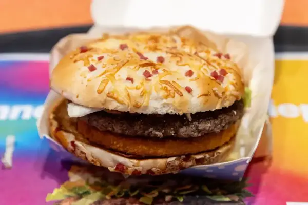 Burger Drwala - Skład, kalorie, warianty. Czy warto?