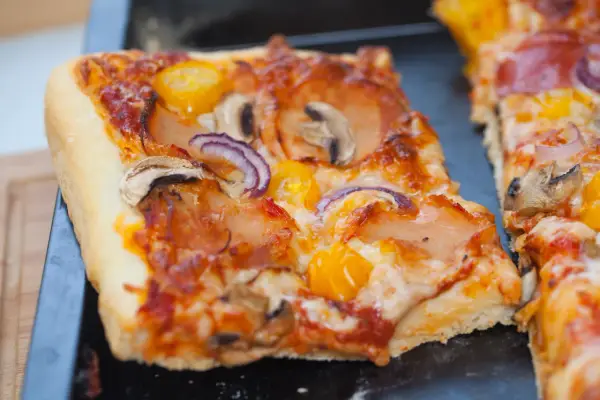 Idealna pizza domowa na blasze? Przepis, który zawsze wychodzi!