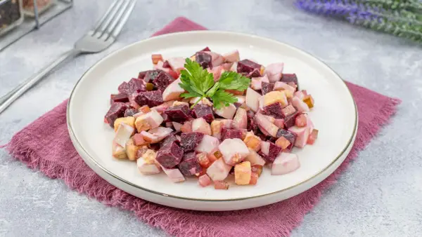 Sałatka z burakiem, jajkiem i ogórkiem - ten przepis działa!
