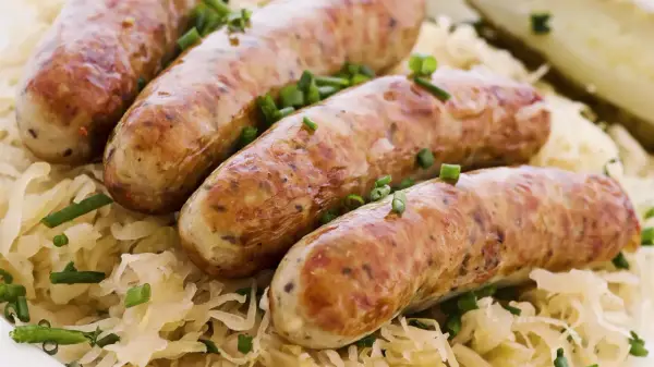 Biała kiełbasa w kapuście kiszonej - idealna. Jak ją zrobić?