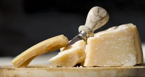 Czy parmezan można zastąpić Grana Padano? Oto co musisz wiedzieć