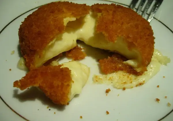 Camembert w panierce - idealny przepis. Chrupiący i kremowy!