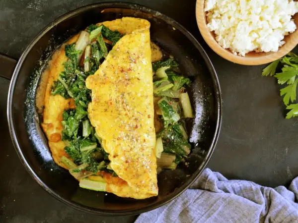 Omlet z serka wiejskiego - Puszysty i sycący? Sprawdź!