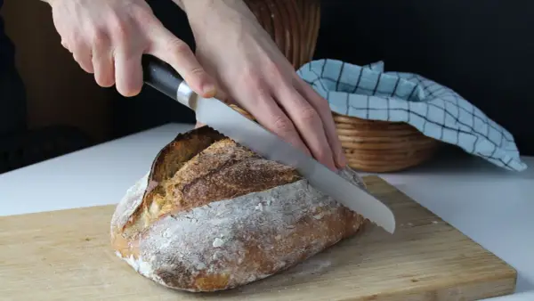 Chleb na zakwasie - przepis krok po kroku. Upiecz idealny bochenek!