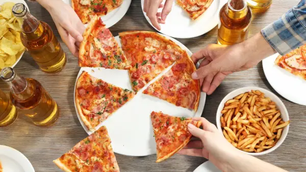 Pizza kcal - Ile kalorii ma pizza? Pełne dane i porady!