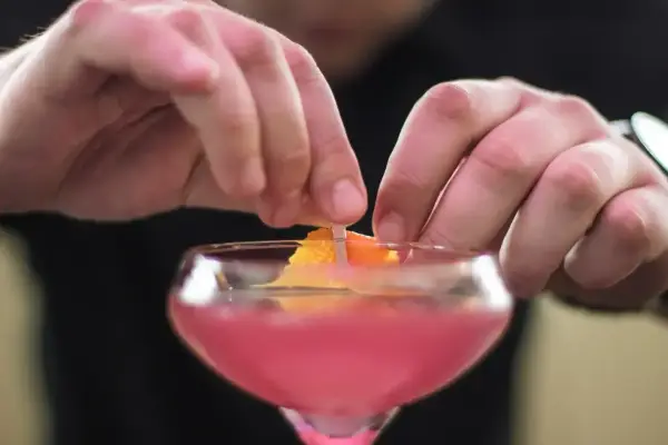 Cosmopolitan - Jak zrobić idealny drink? Proporcje i błędy