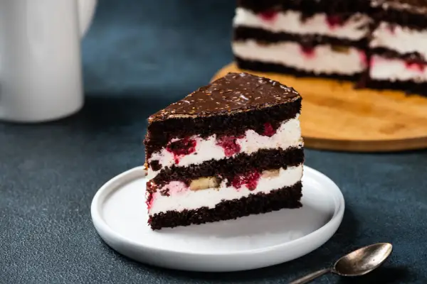 Prosty tort z mascarpone i owocami - przepis na sukces!