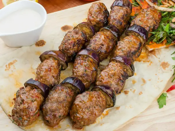 Jak zrobić kofta kebab w domu? Soczysty przepis krok po kroku