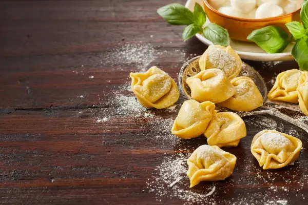 Z czym podawać tortellini ze szpinakiem – najlepsze sosy i dodatki