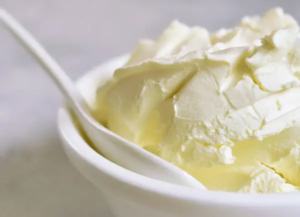 Czym zastąpić mascarpone? Sprawdzone zamienniki do deserów