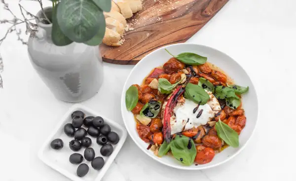 Burrata z pomidorami - Jak zrobić idealną?