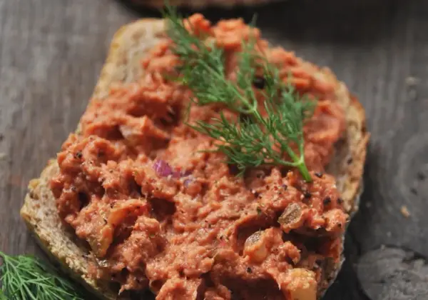 Pasta z makreli w pomidorach - przepis na szybką przekąskę