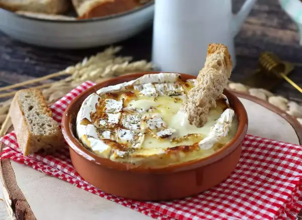 Pieczony camembert - idealny przepis i dodatki!