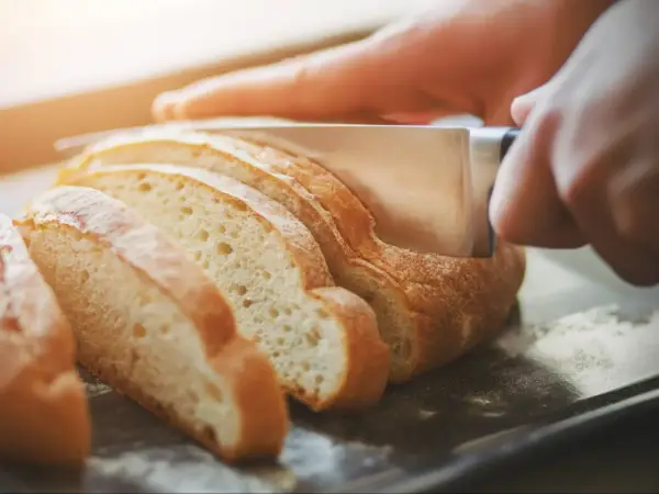 Odświeżanie czerstwego chleba - 3 sposoby, które działają!