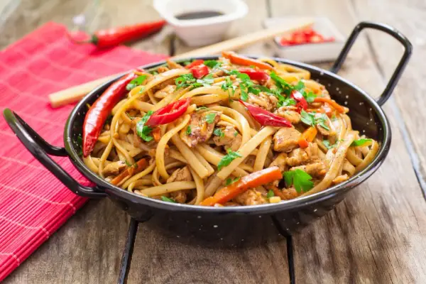 Makaron chow mein z czym jeść: najlepsze dodatki, które zaskoczą smak