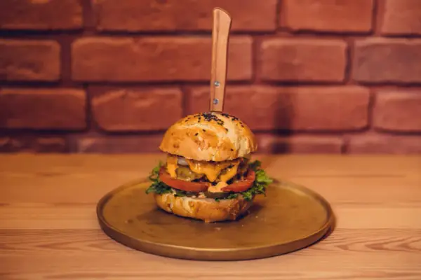 Ile kcal ma hamburger? Zaskakujące różnice w kaloryczności!