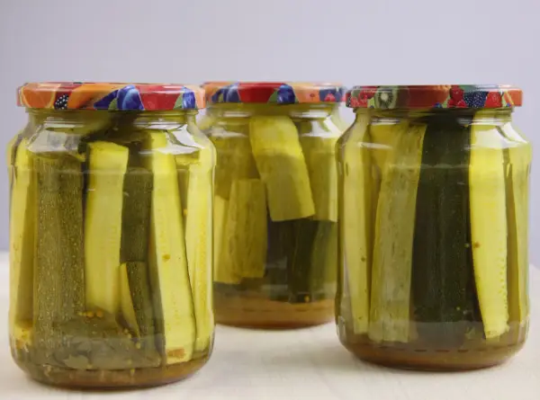 Cukinia z curry - przepis na chrupiące przetwory o orientalnym smaku