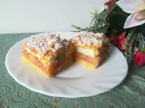 Szarlotka z bezą i kruszonką - przepis idealny.
