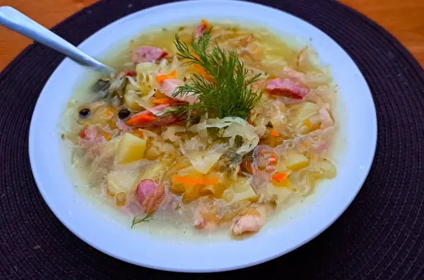 Kapuśniak z kiszonej kapusty jak u babci - Przepis idealny!