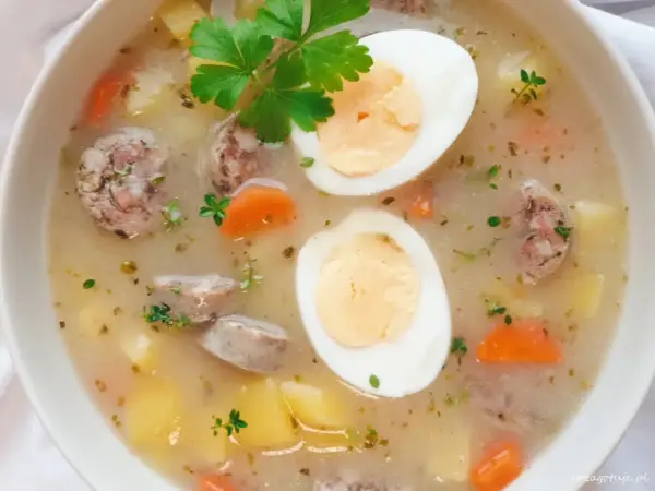 Barszcz biały z kiełbasą - Przepis krok po kroku