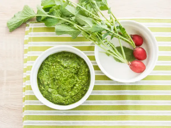 Pesto z liści rzodkiewki - nie wyrzucaj! Przepis zero waste