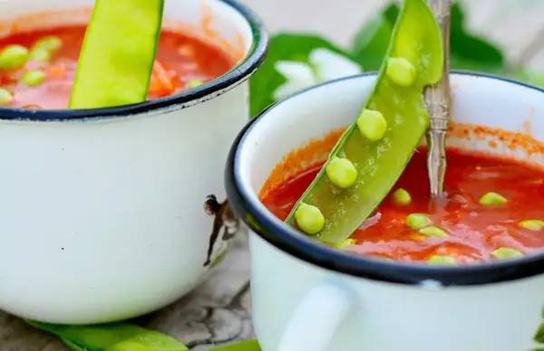 Zupa Solferino - przepis na sycącą pomidorówkę z groszkiem